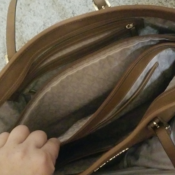XL Micheal Kors handbag - Picture 3 of 4